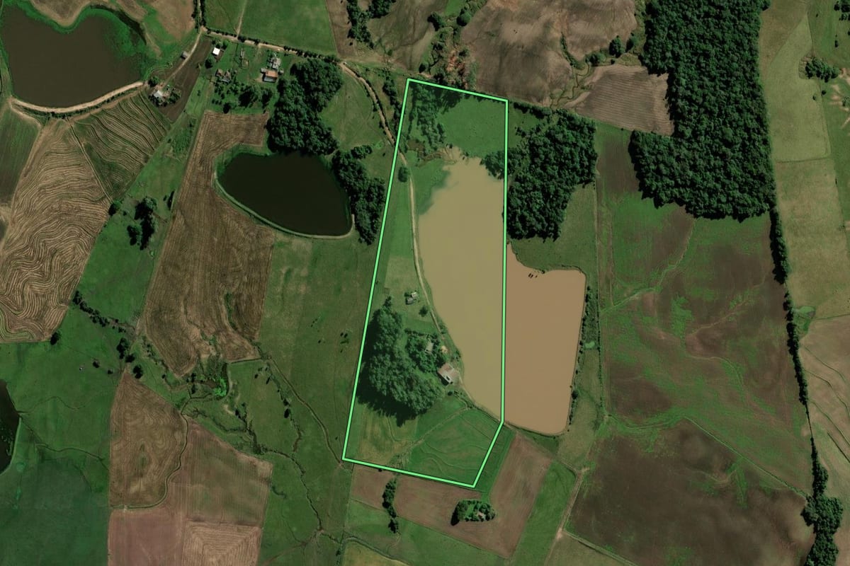 Imagem de satélite do imóvel rural em Formigueiro (RS), com o contorno declarado no CAR desenhado por cima.