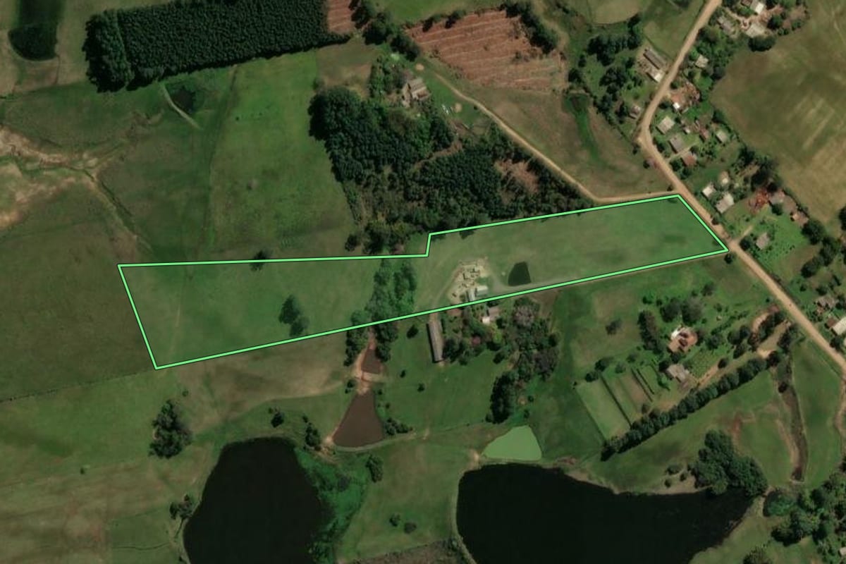 Imagem de satélite do imóvel rural em Formigueiro (RS), com o contorno declarado no CAR desenhado por cima.