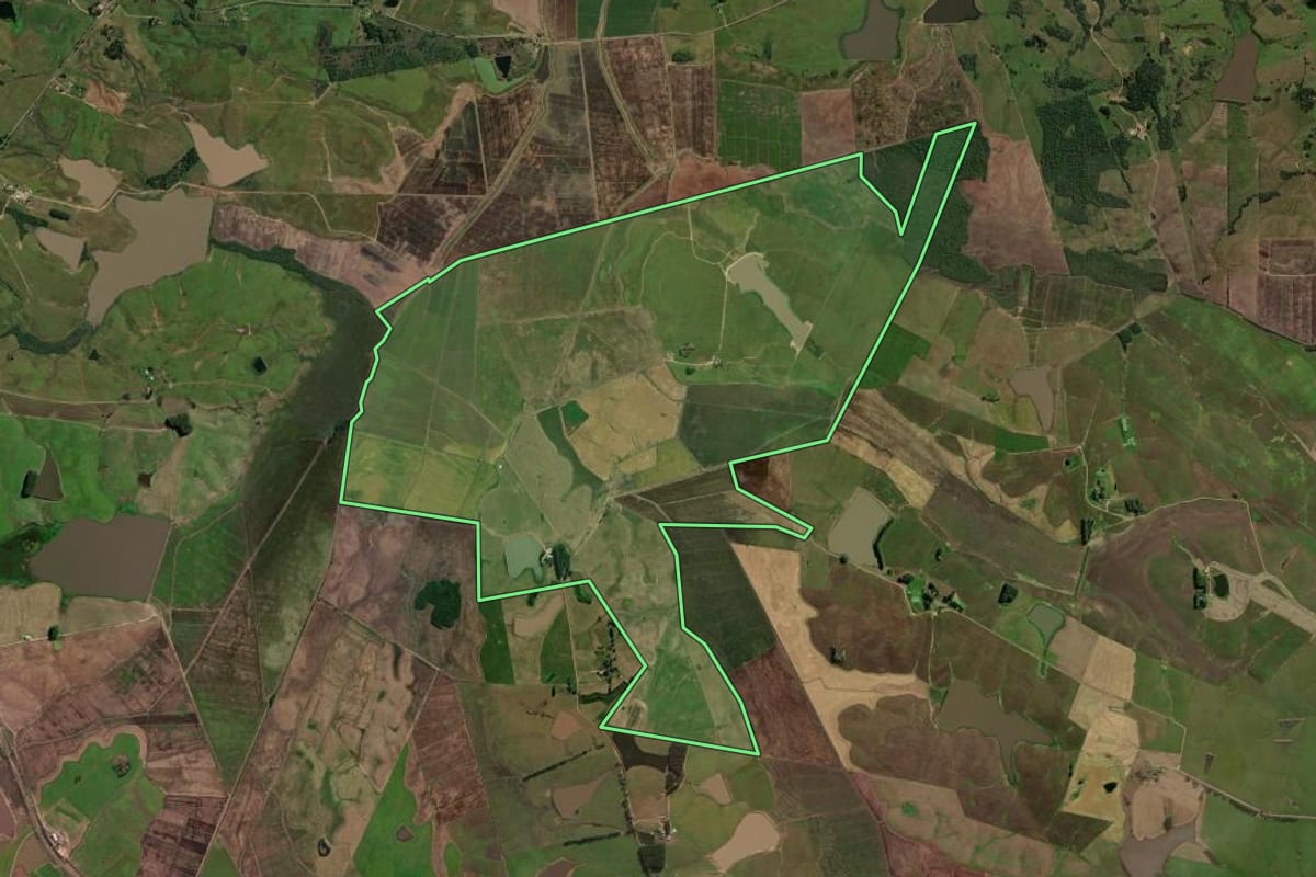 Imagem de satélite do imóvel rural em Formigueiro (RS), com o contorno declarado no CAR desenhado por cima.