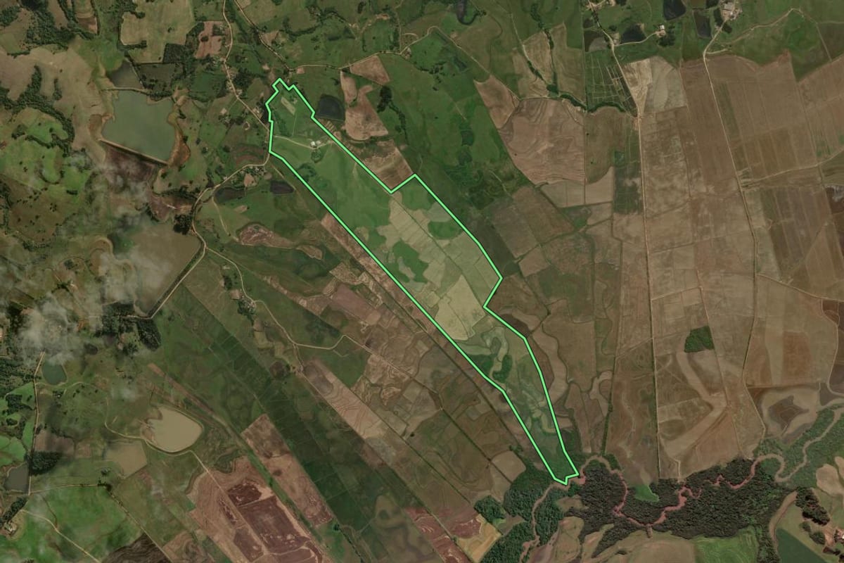 Imagem de satélite do imóvel rural em Formigueiro (RS), com o contorno declarado no CAR desenhado por cima.