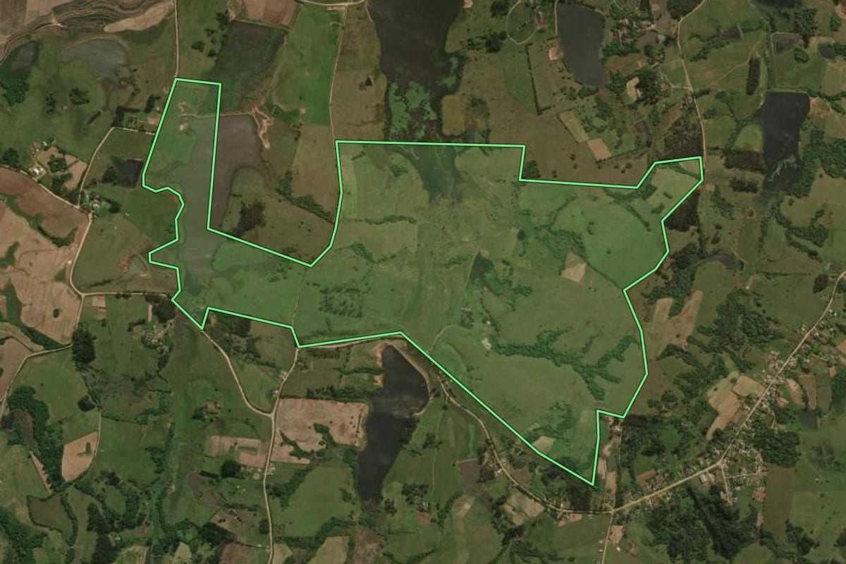 Imagem de satélite do imóvel rural em Formigueiro (RS), com o contorno declarado no CAR desenhado por cima.