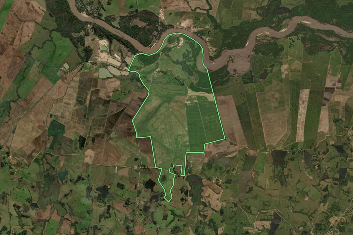 Imagem de satélite do imóvel rural em Formigueiro (RS), com o contorno declarado no CAR desenhado por cima.