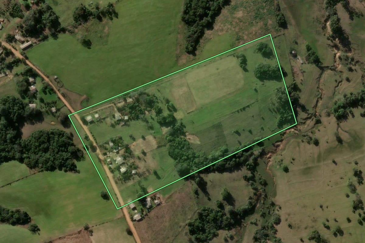 Imagem de satélite do imóvel rural em Formigueiro (RS), com o contorno declarado no CAR desenhado por cima.