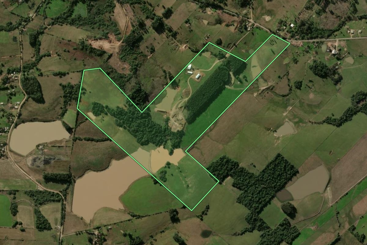 Imagem de satélite do imóvel rural em Formigueiro (RS), com o contorno declarado no CAR desenhado por cima.