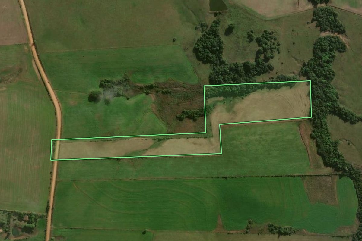 Imagem de satélite do imóvel rural em Formigueiro (RS), com o contorno declarado no CAR desenhado por cima.