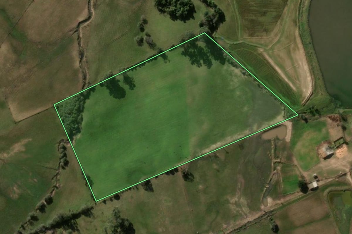 Imagem de satélite do imóvel rural em Formigueiro (RS), com o contorno declarado no CAR desenhado por cima.