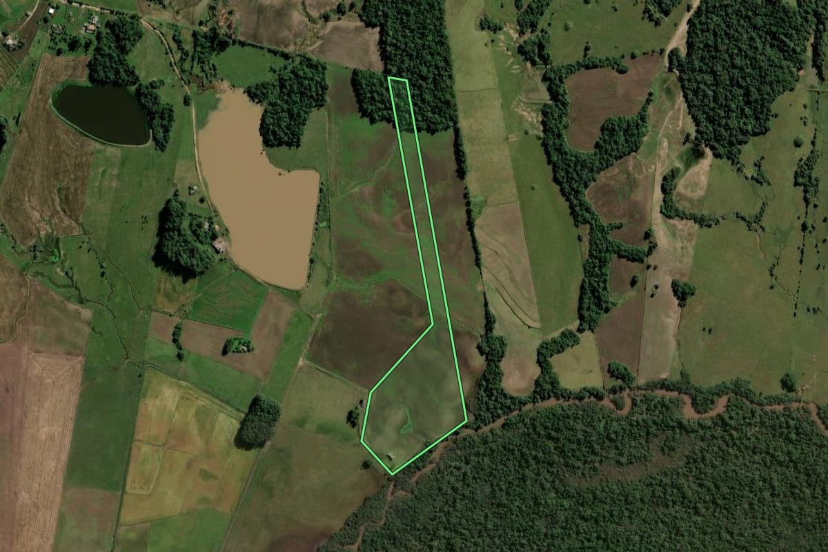 Imagem de satélite do imóvel rural em Formigueiro (RS), com o contorno declarado no CAR desenhado por cima.