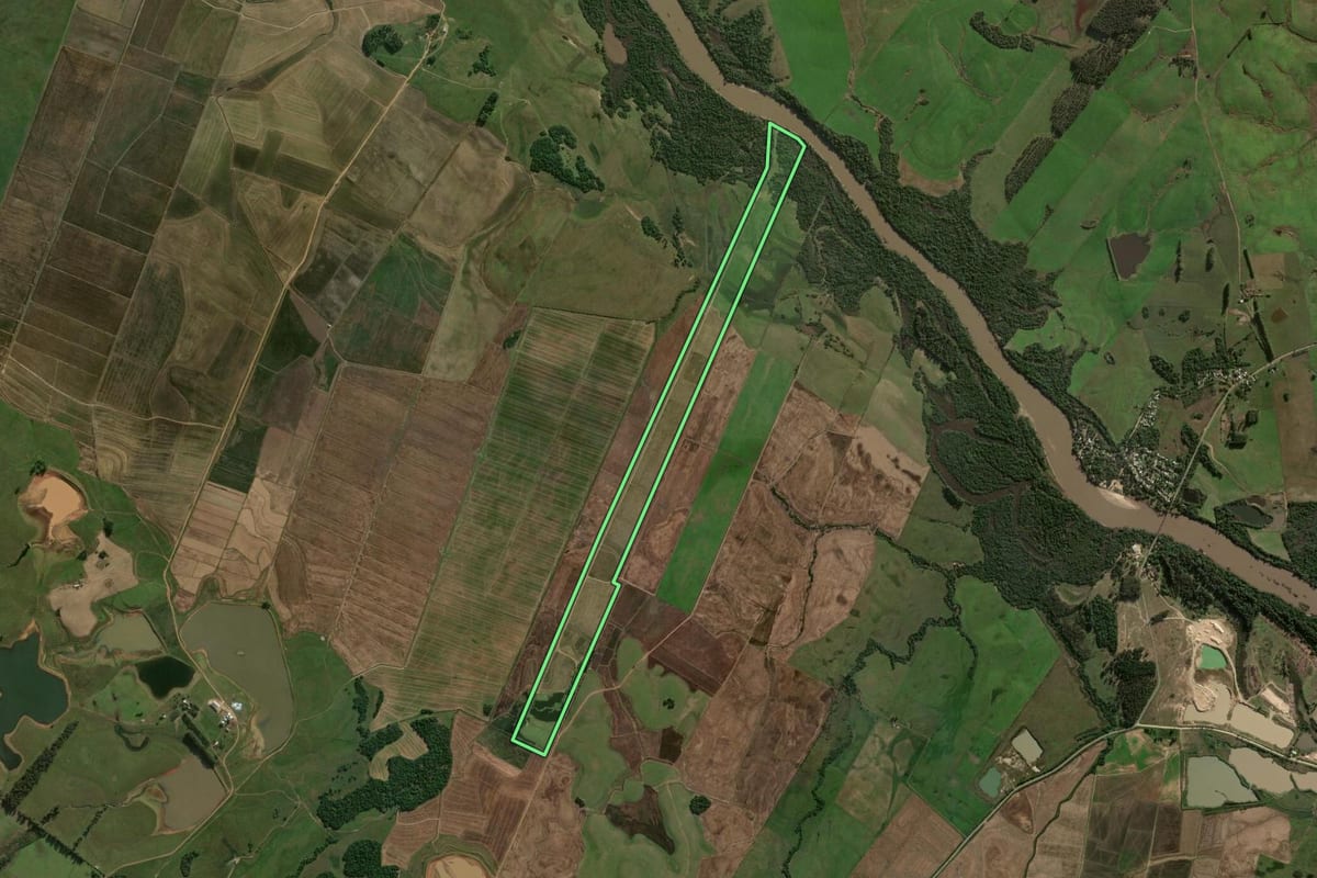 Imagem de satélite do imóvel rural em Formigueiro (RS), com o contorno declarado no CAR desenhado por cima.