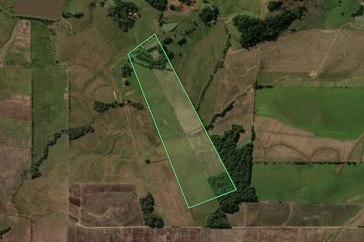 Imagem de satélite do imóvel rural em Formigueiro (RS), com o contorno declarado no CAR desenhado por cima.
