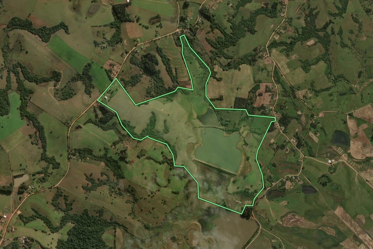 Imagem de satélite do imóvel rural em Formigueiro (RS), com o contorno declarado no CAR desenhado por cima.