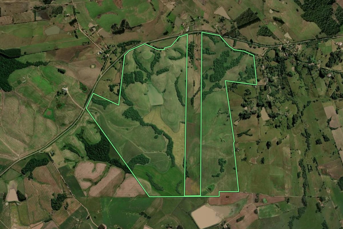 Imagem de satélite do imóvel rural em Formigueiro (RS), com o contorno declarado no CAR desenhado por cima.