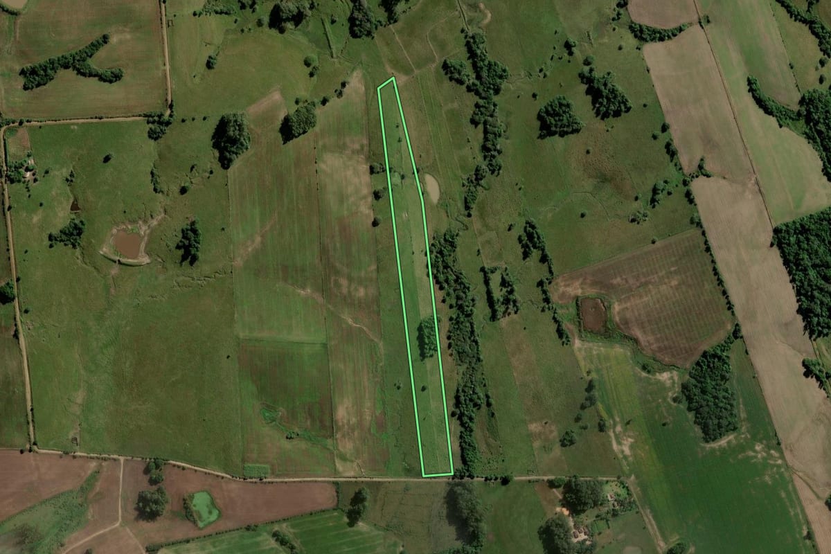 Imagem de satélite do imóvel rural em Formigueiro (RS), com o contorno declarado no CAR desenhado por cima.