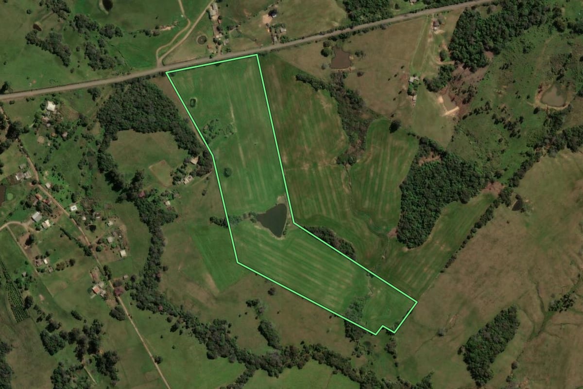 Imagem de satélite do imóvel rural em Formigueiro (RS), com o contorno declarado no CAR desenhado por cima.