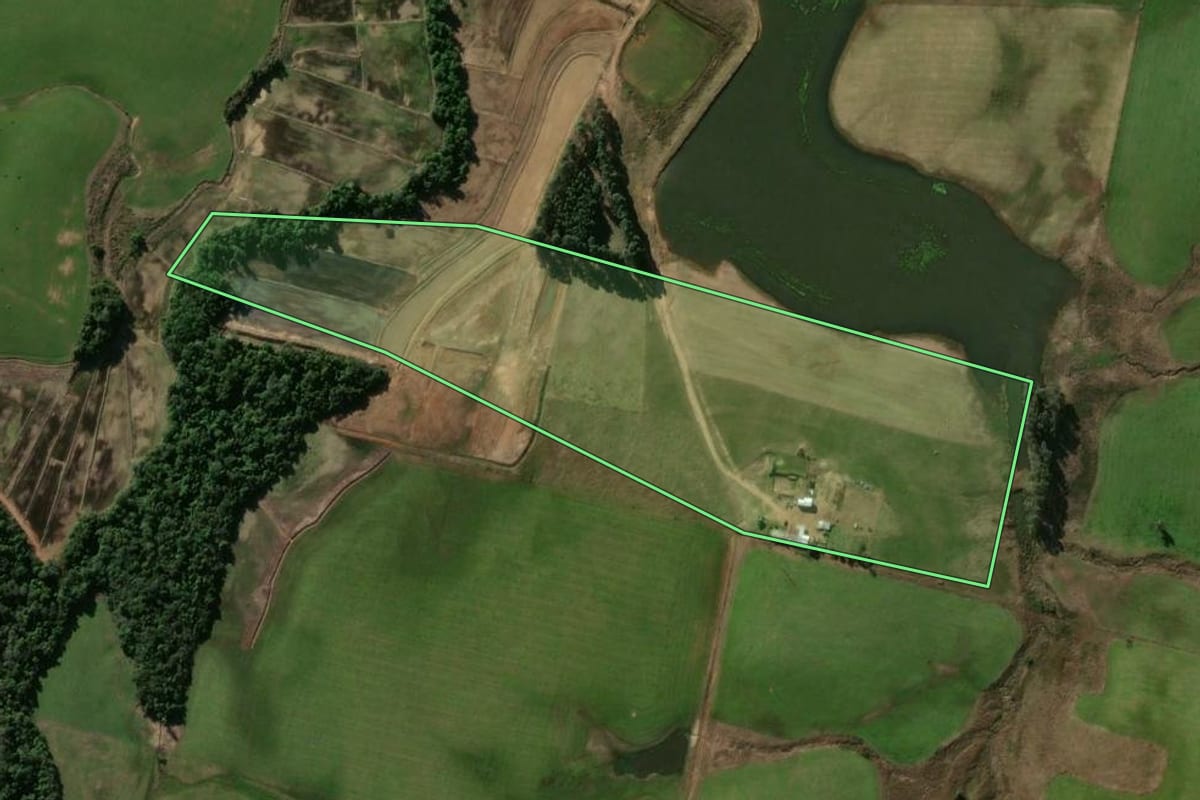 Imagem de satélite do imóvel rural em Formigueiro (RS), com o contorno declarado no CAR desenhado por cima.