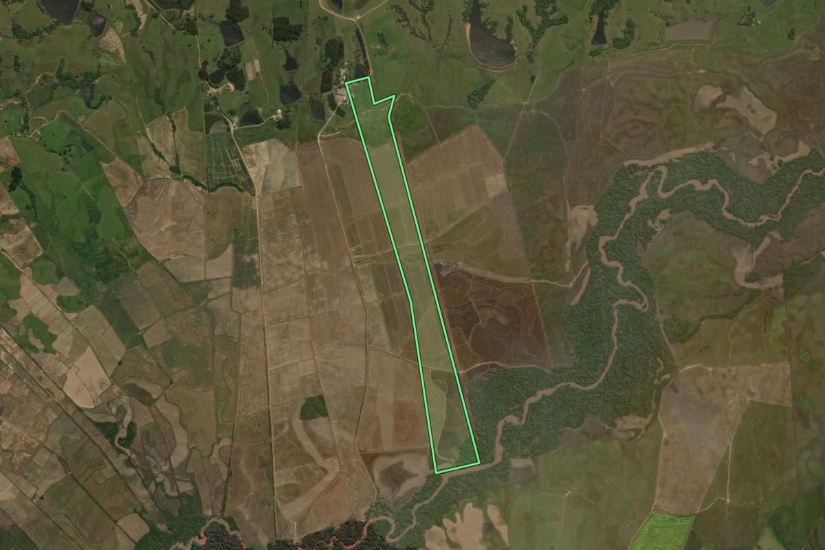 Imagem de satélite do imóvel rural em Formigueiro (RS), com o contorno declarado no CAR desenhado por cima.