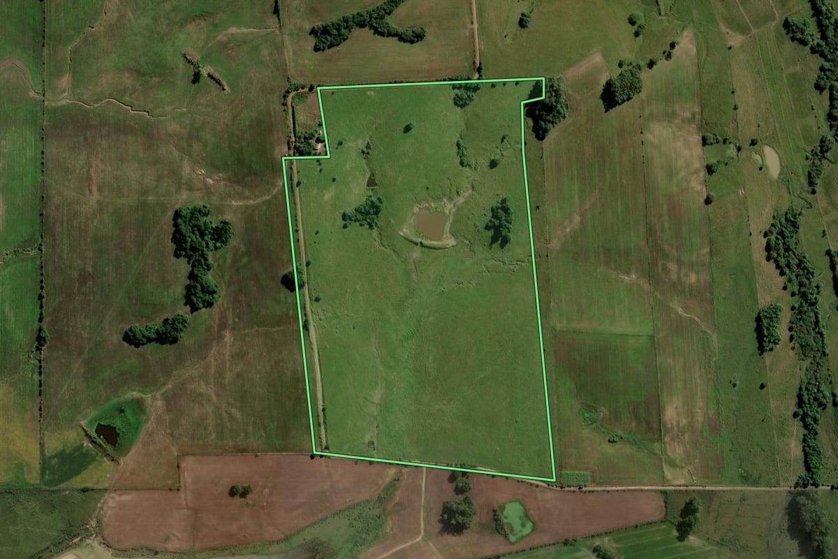 Imagem de satélite do imóvel rural em Formigueiro (RS), com o contorno declarado no CAR desenhado por cima.