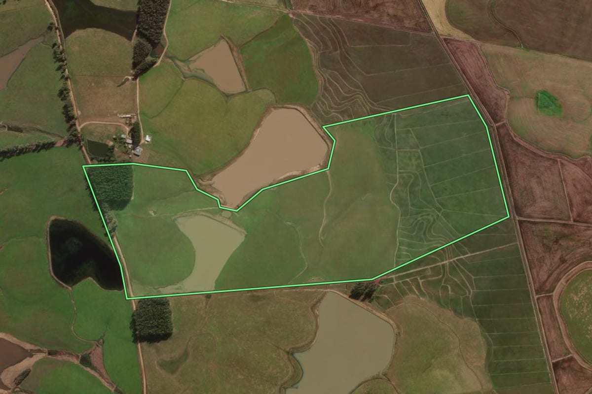 Imagem de satélite do imóvel rural em Formigueiro (RS), com o contorno declarado no CAR desenhado por cima.