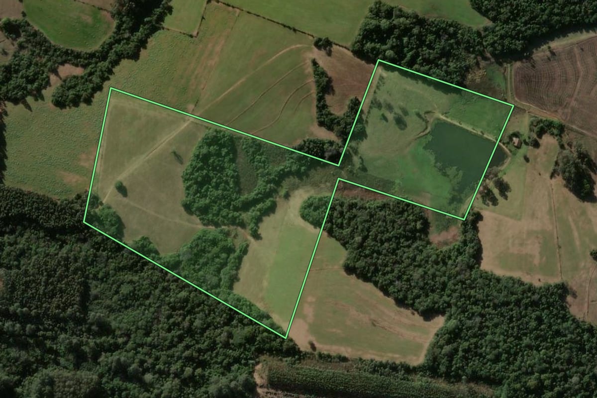 Imagem de satélite do imóvel rural em Formigueiro (RS), com o contorno declarado no CAR desenhado por cima.