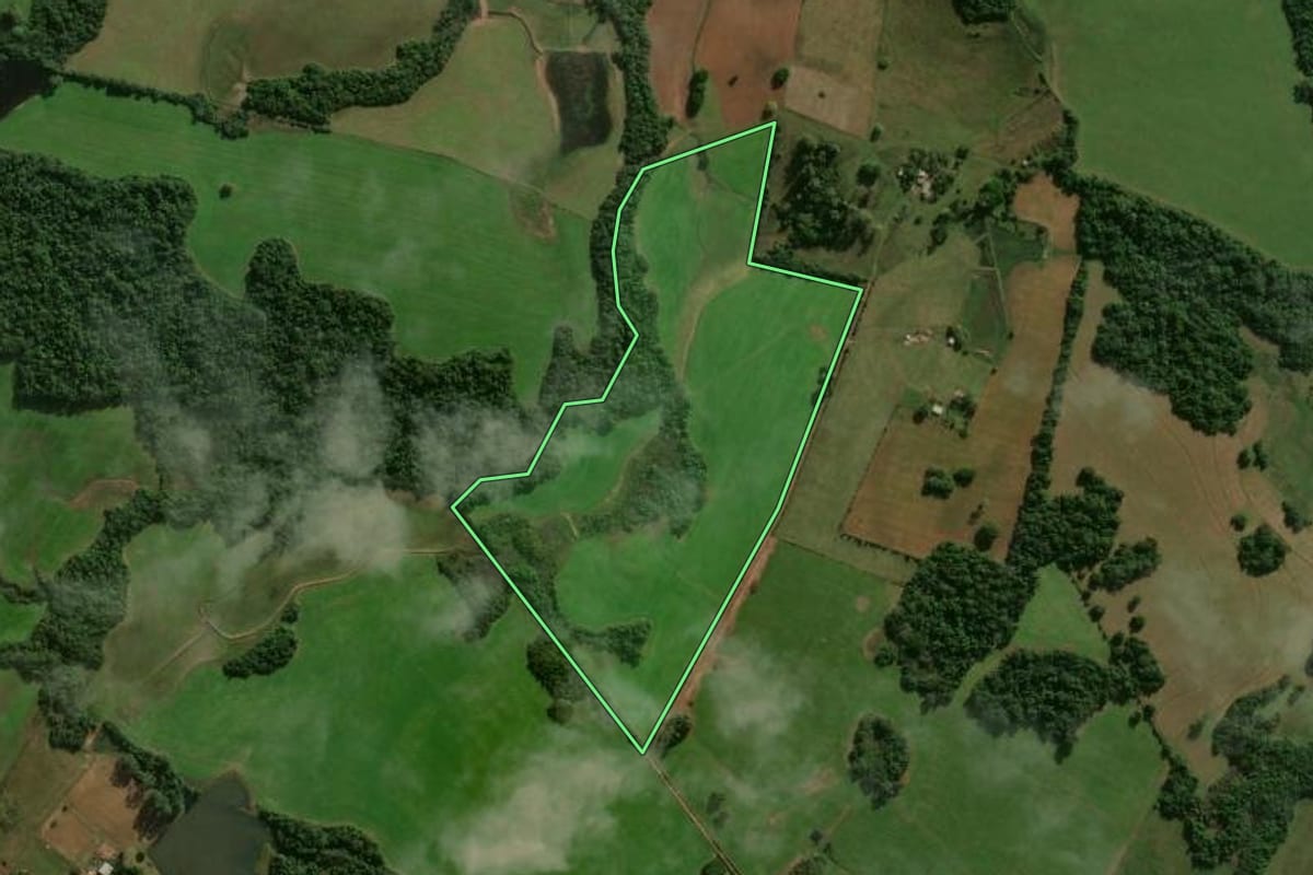 Imagem de satélite do imóvel rural em Formigueiro (RS), com o contorno declarado no CAR desenhado por cima.