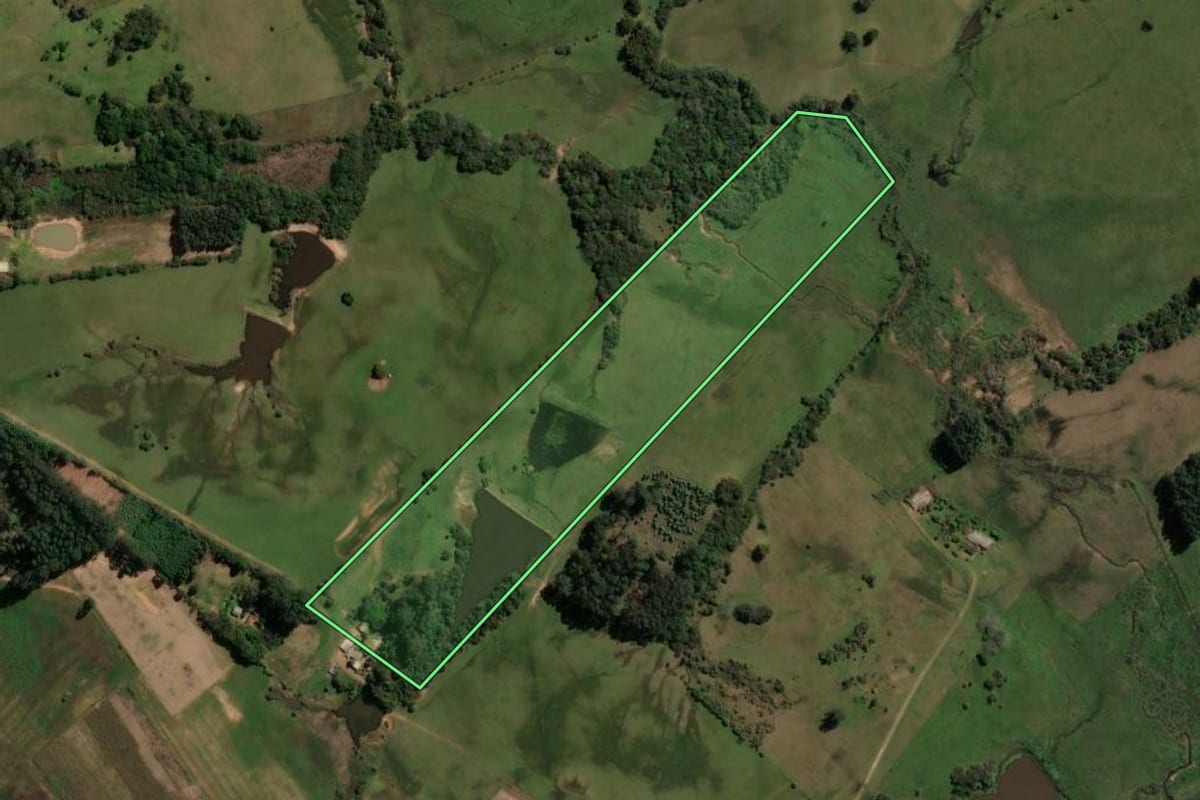 Imagem de satélite do imóvel rural em Formigueiro (RS), com o contorno declarado no CAR desenhado por cima.