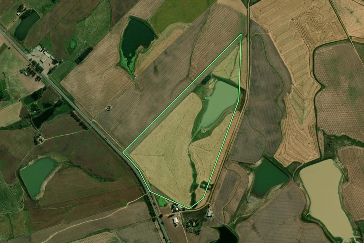 Imagem de satélite do imóvel rural em Formigueiro (RS), com o contorno declarado no CAR desenhado por cima.