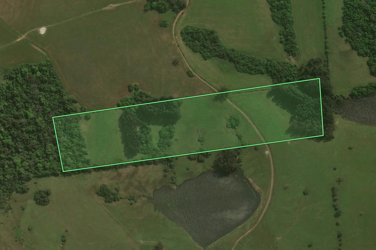 Imagem de satélite do imóvel rural em Formigueiro (RS), com o contorno declarado no CAR desenhado por cima.
