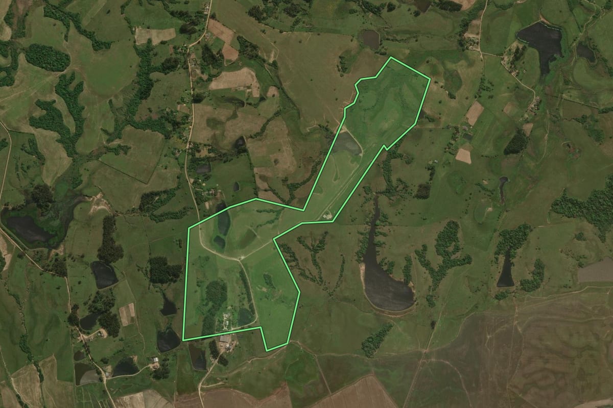Imagem de satélite do imóvel rural em Formigueiro (RS), com o contorno declarado no CAR desenhado por cima.