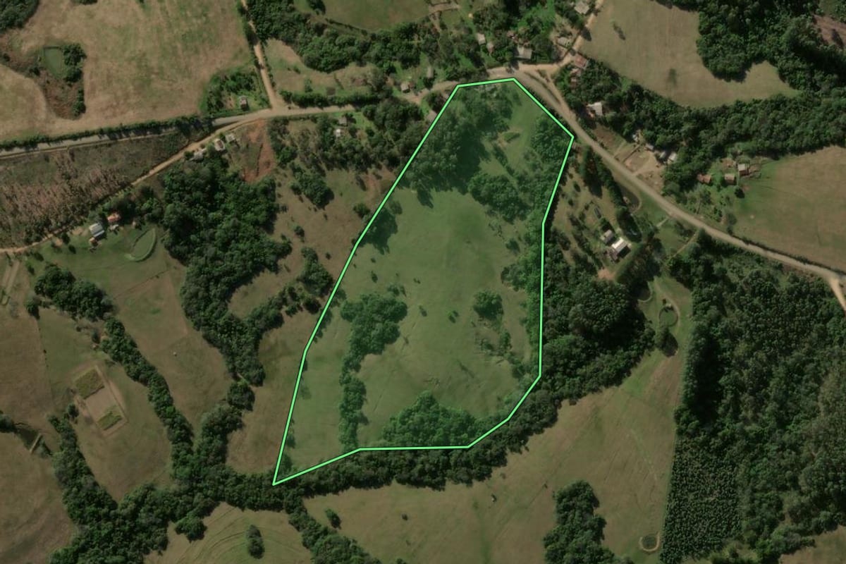 Imagem de satélite do imóvel rural em Formigueiro (RS), com o contorno declarado no CAR desenhado por cima.