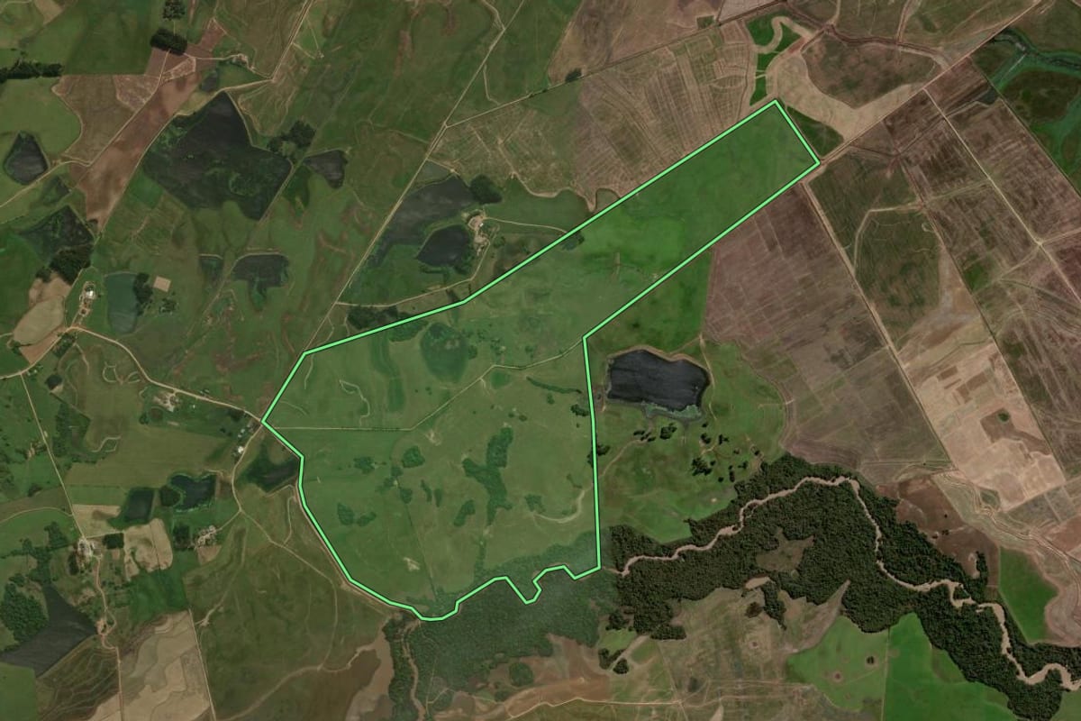 Imagem de satélite do imóvel rural em Formigueiro (RS), com o contorno declarado no CAR desenhado por cima.