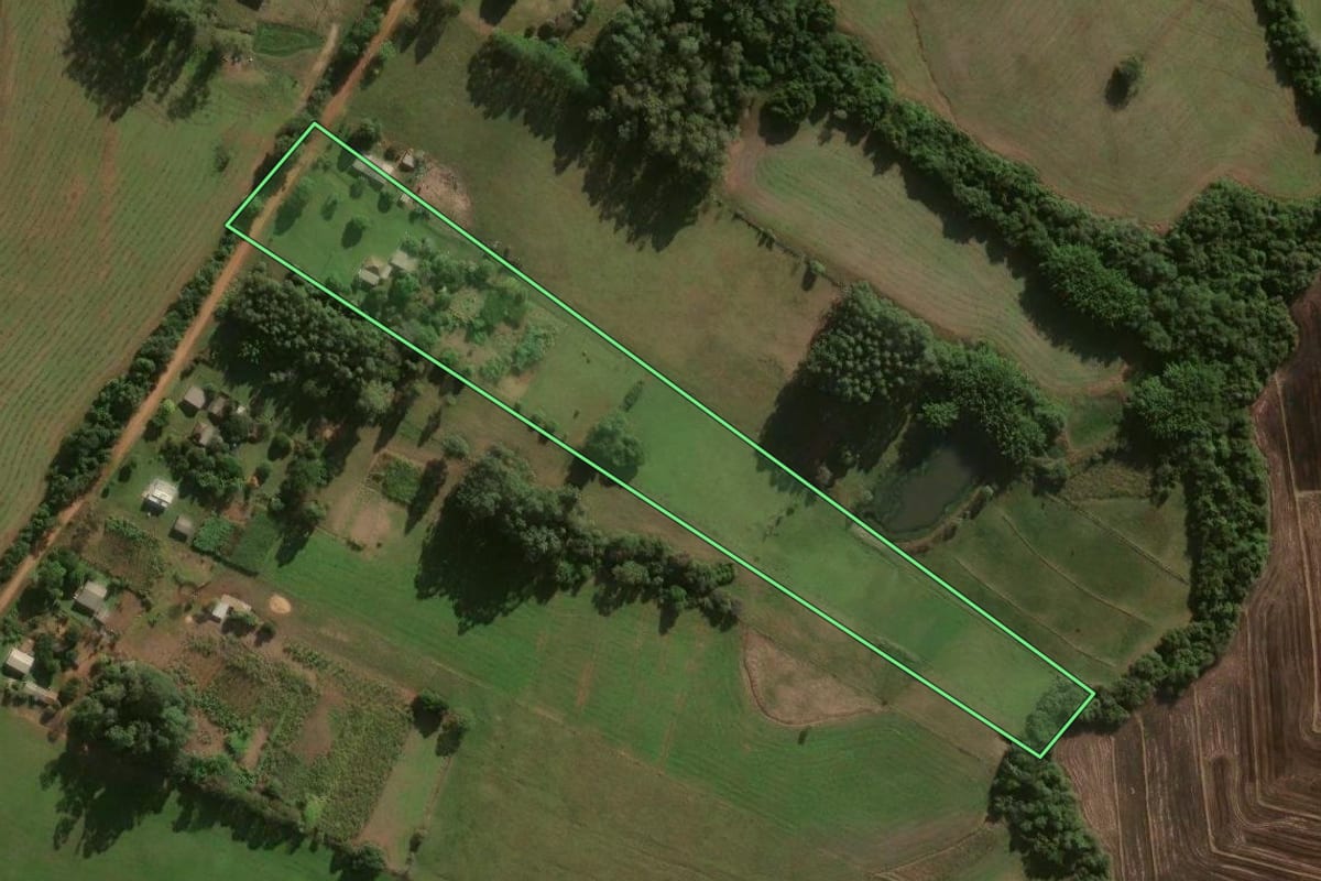 Imagem de satélite do imóvel rural em Formigueiro (RS), com o contorno declarado no CAR desenhado por cima.