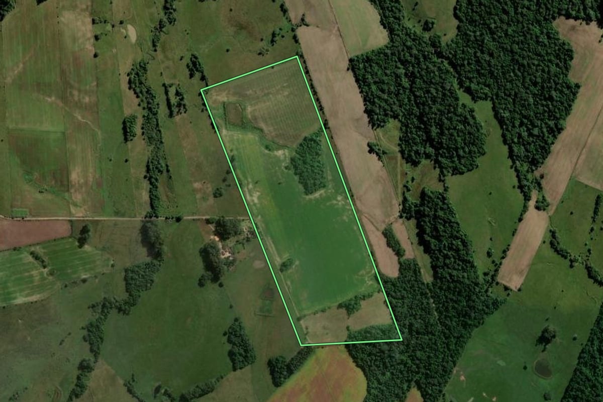 Imagem de satélite do imóvel rural em Formigueiro (RS), com o contorno declarado no CAR desenhado por cima.