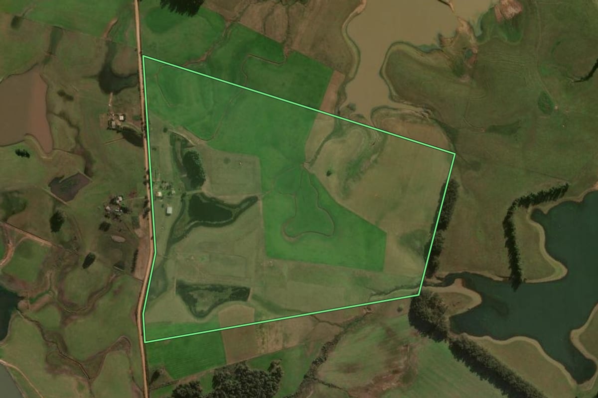 Imagem de satélite do imóvel rural em Formigueiro (RS), com o contorno declarado no CAR desenhado por cima.