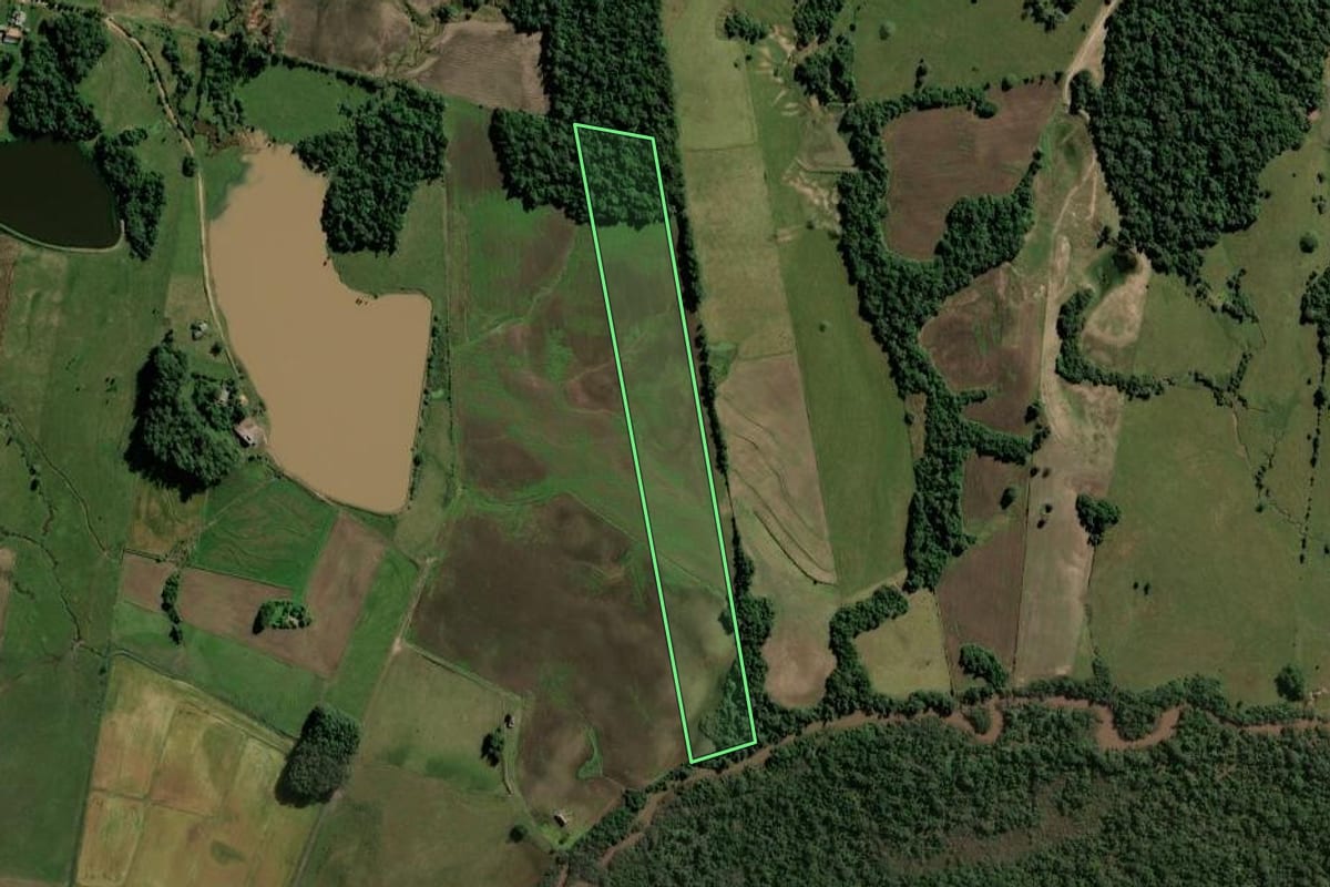 Imagem de satélite do imóvel rural em Formigueiro (RS), com o contorno declarado no CAR desenhado por cima.
