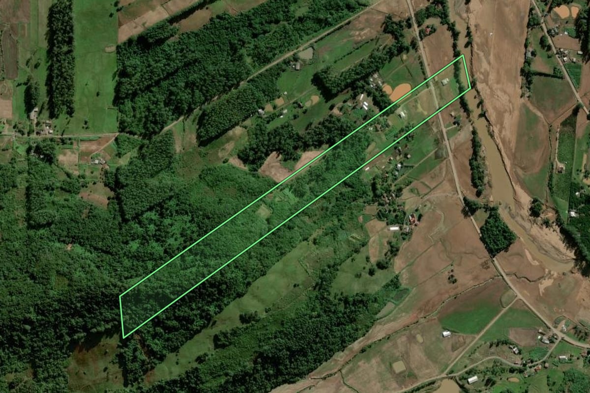 Imagem de satélite do imóvel rural em Forquetinha (RS), com o contorno declarado no CAR desenhado por cima.