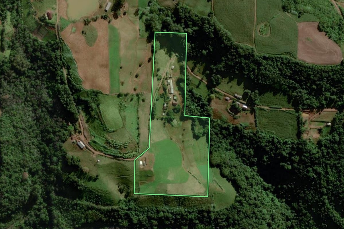 Imagem de satélite do imóvel rural em Forquetinha (RS), com o contorno declarado no CAR desenhado por cima.