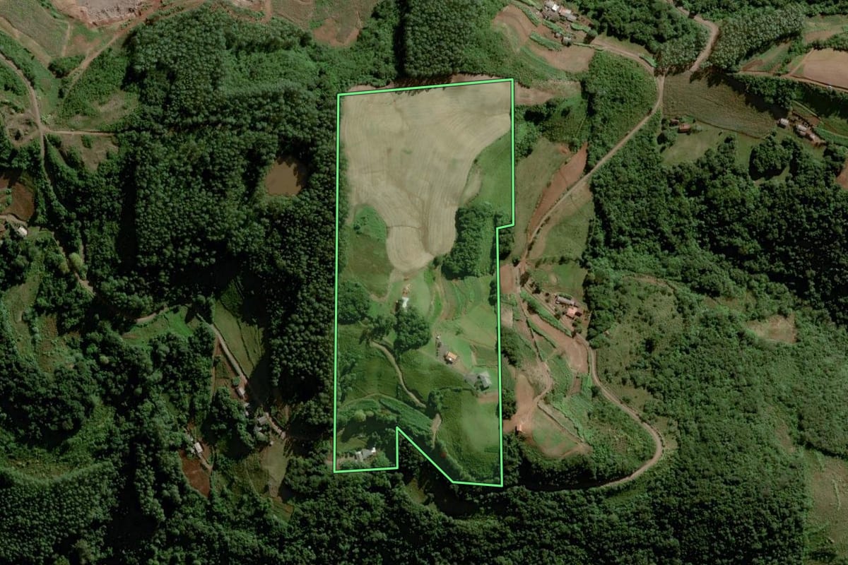 Imagem de satélite do imóvel rural em Forquetinha (RS), com o contorno declarado no CAR desenhado por cima.