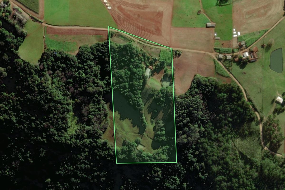 Imagem de satélite do imóvel rural em Forquetinha (RS), com o contorno declarado no CAR desenhado por cima.