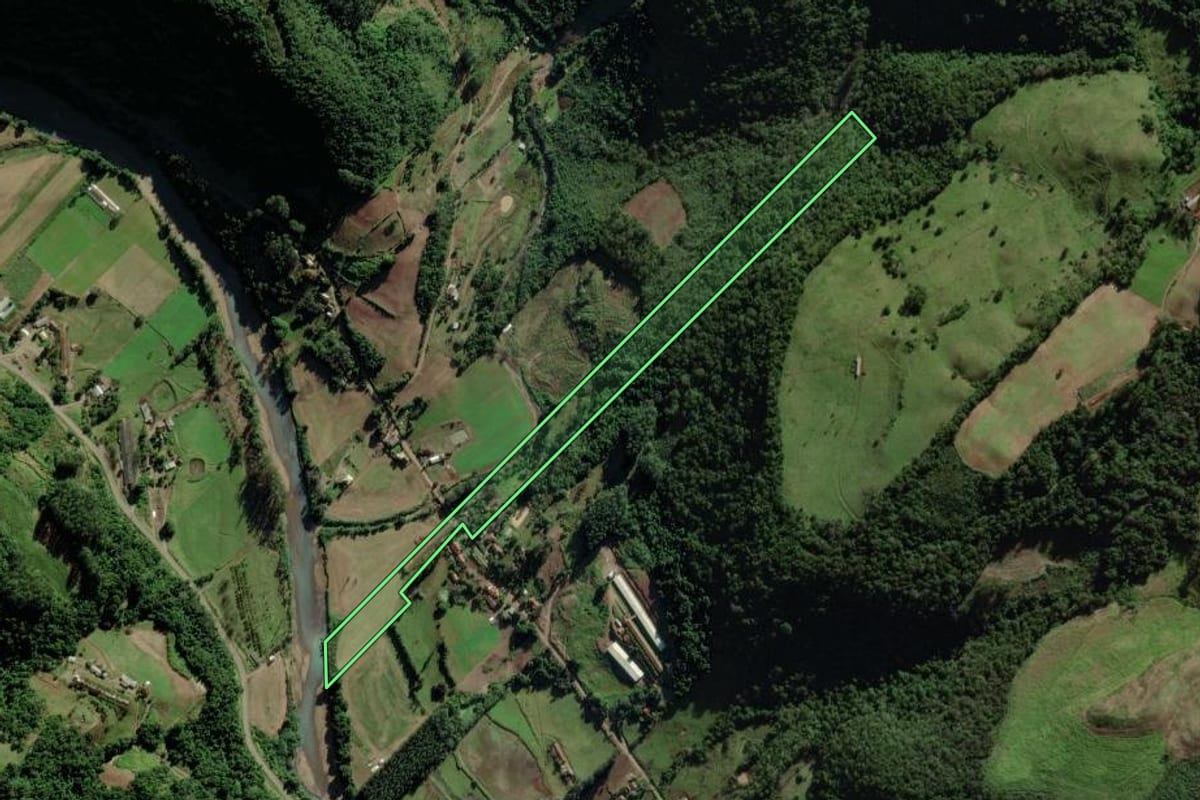 Imagem de satélite do imóvel rural em Forquetinha (RS), com o contorno declarado no CAR desenhado por cima.