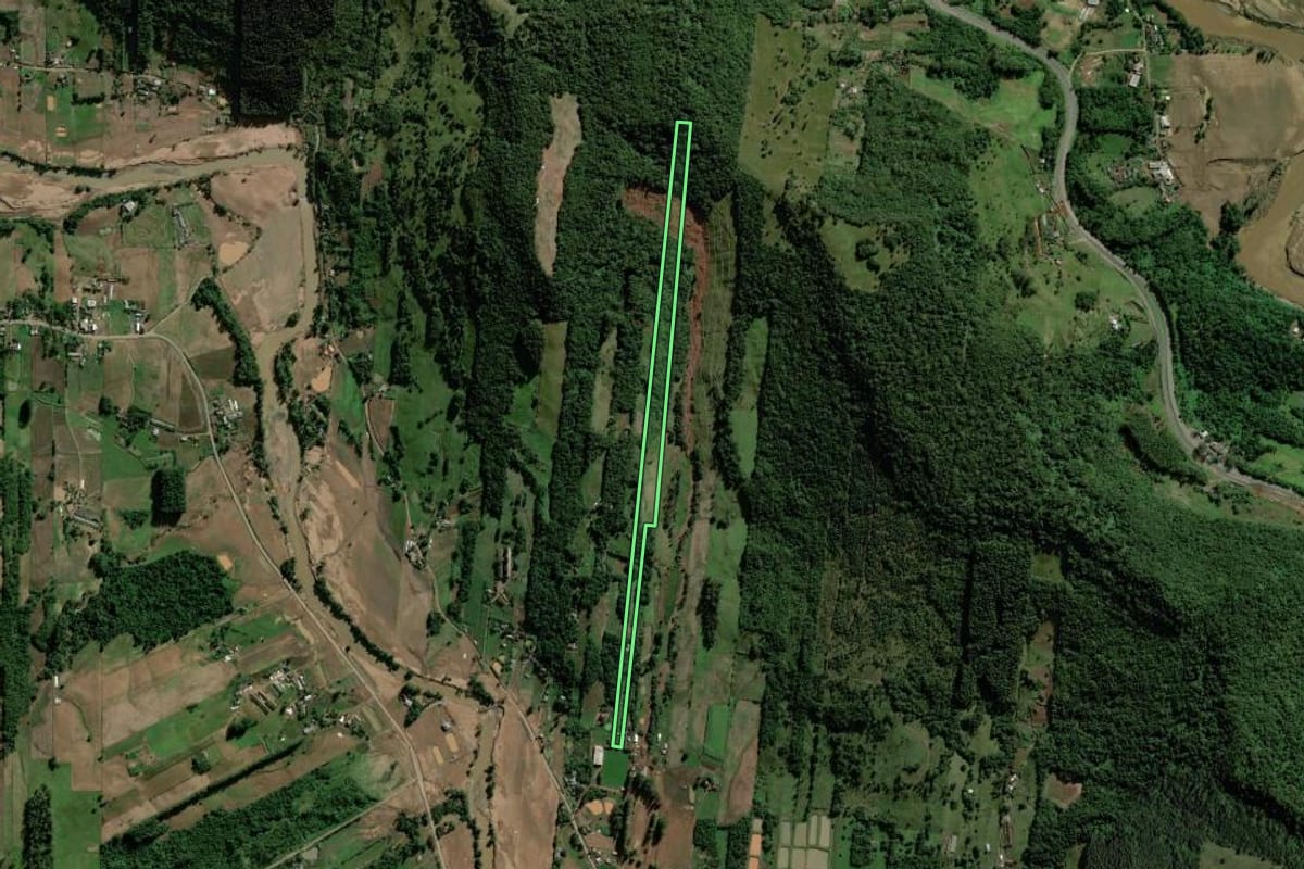 Imagem de satélite do imóvel rural em Forquetinha (RS), com o contorno declarado no CAR desenhado por cima.
