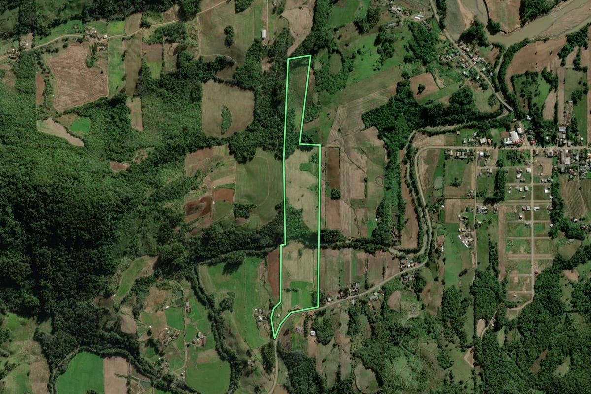 Imagem de satélite do imóvel rural em Forquetinha (RS), com o contorno declarado no CAR desenhado por cima.