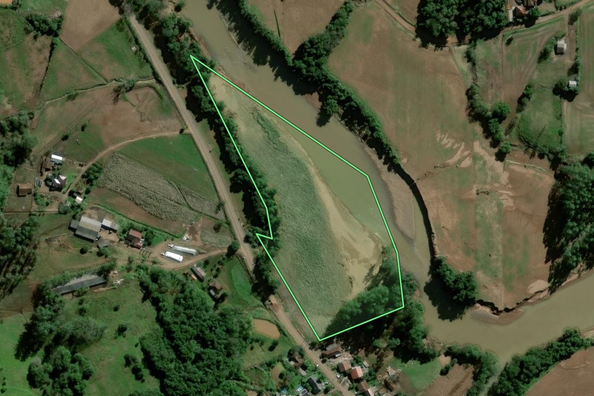 Imagem de satélite do imóvel rural em Forquetinha (RS), com o contorno declarado no CAR desenhado por cima.