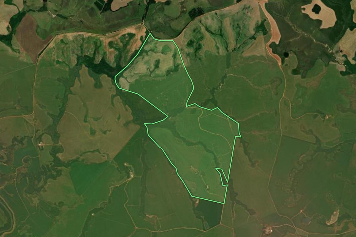 Imagem de satélite do imóvel rural em Fortaleza dos Valos (RS), com o contorno declarado no CAR desenhado por cima.