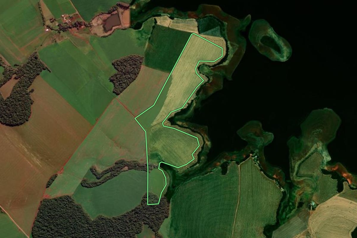 Imagem de satélite do imóvel rural em Fortaleza dos Valos (RS), com o contorno declarado no CAR desenhado por cima.