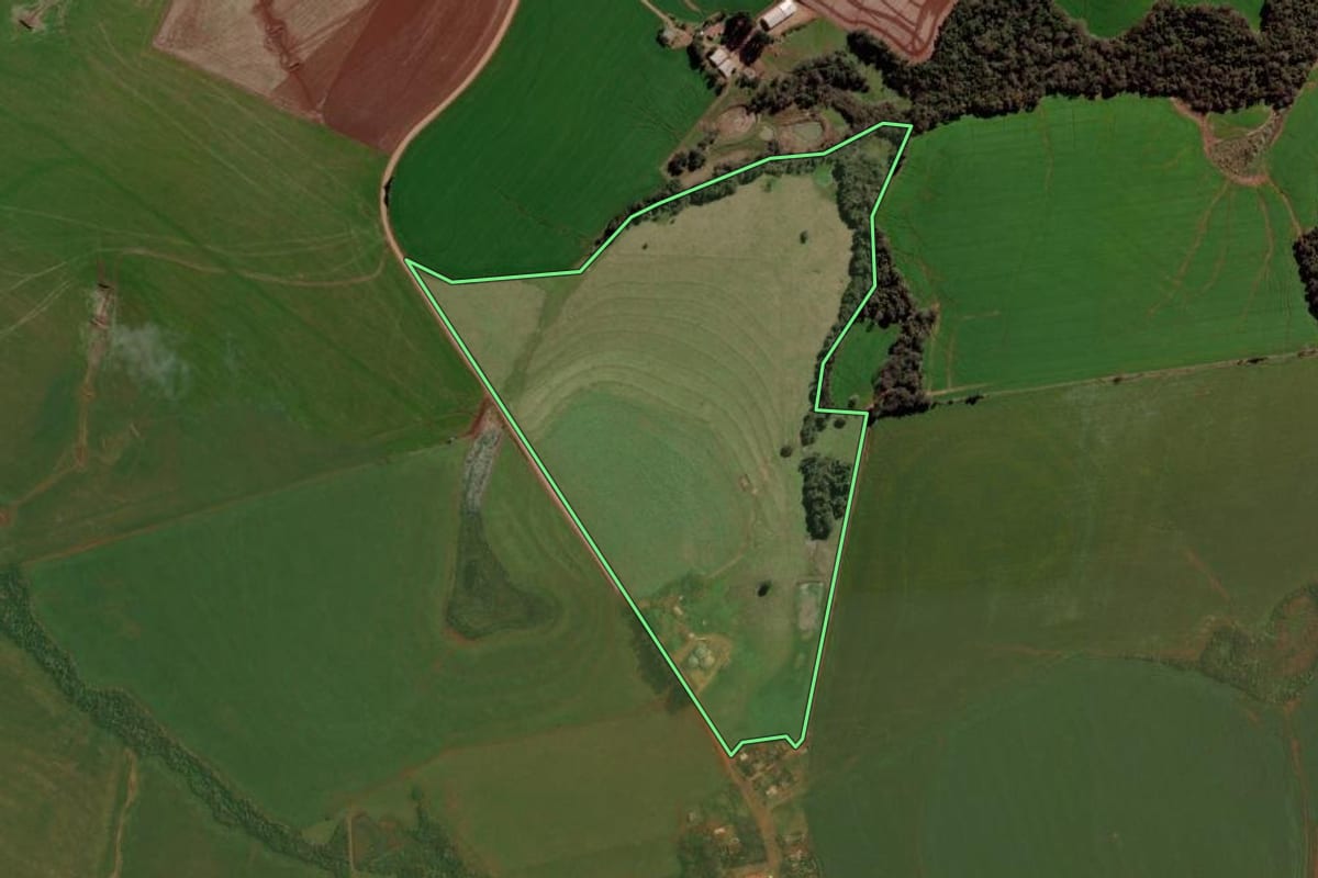 Imagem de satélite do imóvel rural em Fortaleza dos Valos (RS), com o contorno declarado no CAR desenhado por cima.