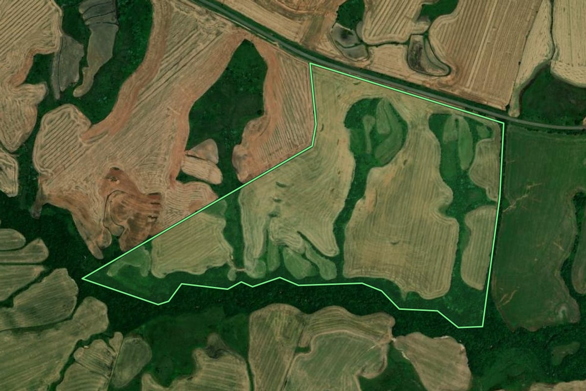 Imagem de satélite do imóvel rural em Fortaleza dos Valos (RS), com o contorno declarado no CAR desenhado por cima.