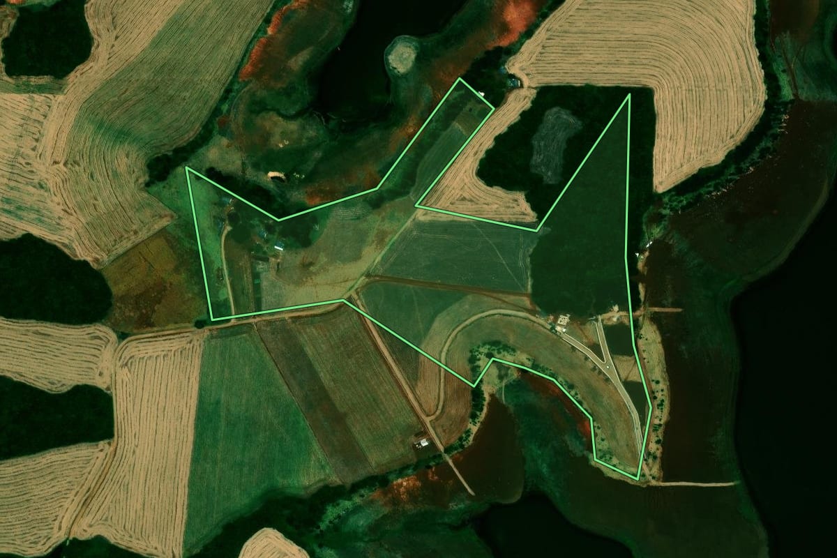 Imagem de satélite do imóvel rural em Fortaleza dos Valos (RS), com o contorno declarado no CAR desenhado por cima.