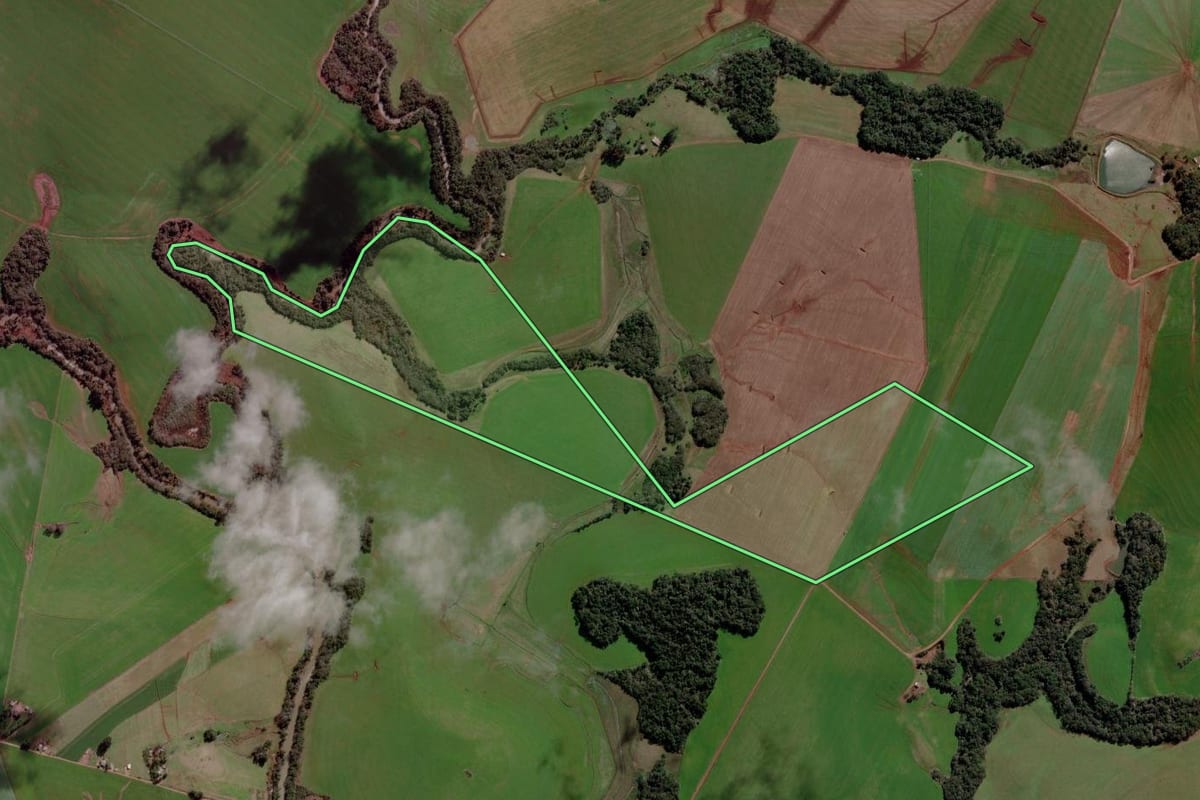 Imagem de satélite do imóvel rural em Fortaleza dos Valos (RS), com o contorno declarado no CAR desenhado por cima.