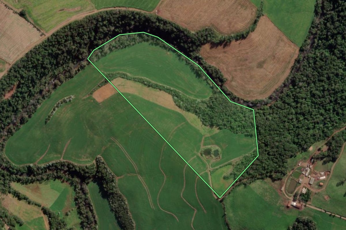 Imagem de satélite do imóvel rural em Frederico Westphalen (RS), com o contorno declarado no CAR desenhado por cima.
