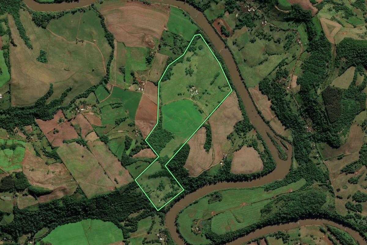 Imagem de satélite do imóvel rural em Frederico Westphalen (RS), com o contorno declarado no CAR desenhado por cima.