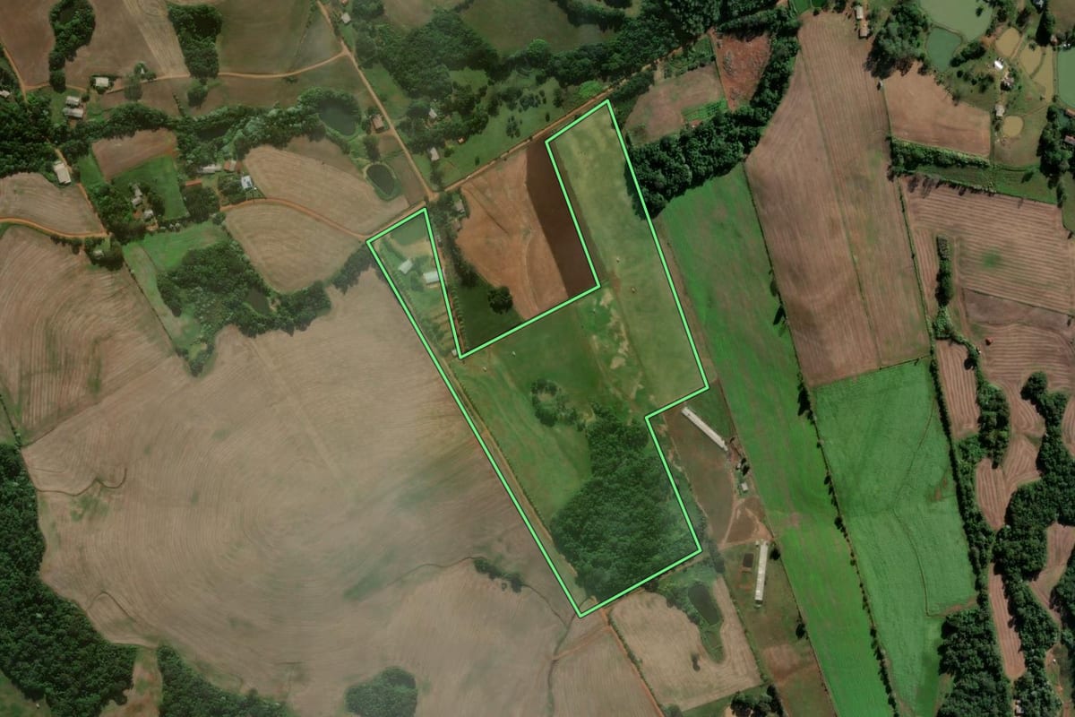 Imagem de satélite do imóvel rural em Frederico Westphalen (RS), com o contorno declarado no CAR desenhado por cima.